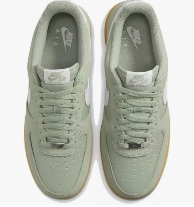 Laden Sie das Bild in Galerie -Viewer, Nike Air Force 1 Sneaker dunkelgrün/weiss mit brauner Sohle Gr. 42 Original und neu