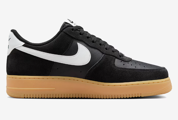 Laden Sie das Bild in Galerie -Viewer, Nike Air Force 1 in schwarz/weiss/braune Sohle Gr. 42,5 Original und neu