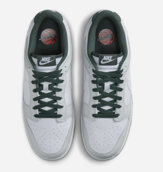 Laden Sie das Bild in Galerie -Viewer, Nike Dunk low in weiss/hellgrau/dunkelgrün Gr. 39 Original und neu
