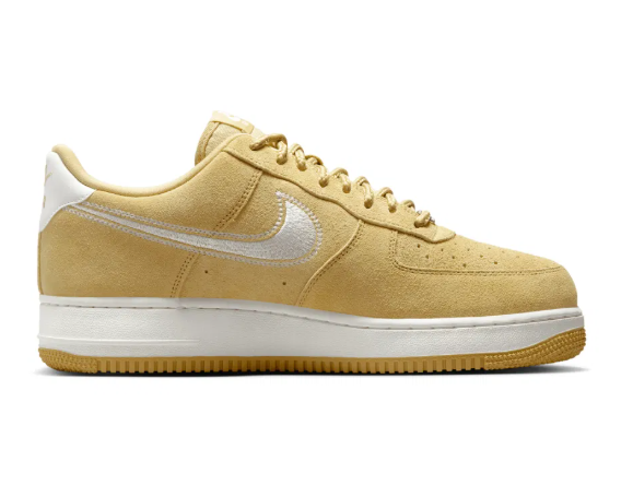 Laden Sie das Bild in Galerie -Viewer, Nike Air Force 1 ockergelb/weiss Gr. 44 Oriinal und neu
