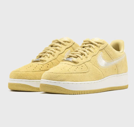 Laden Sie das Bild in Galerie -Viewer, Nike Air Force 1 ockergelb/weiss Gr. 44 Oriinal und neu
