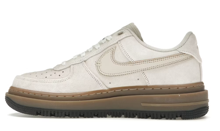 Laden Sie das Bild in Galerie -Viewer, Nike Air Force 1 Luxe beige/braun Gr. 45 Original und neu
