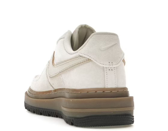 Laden Sie das Bild in Galerie -Viewer, Nike Air Force 1 Luxe beige/braun Gr. 45 Original und neu
