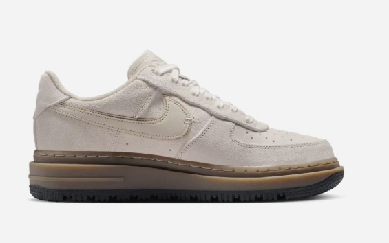 Laden Sie das Bild in Galerie -Viewer, Nike Air Force 1 Luxe beige/braun Gr. 45 Original und neu
